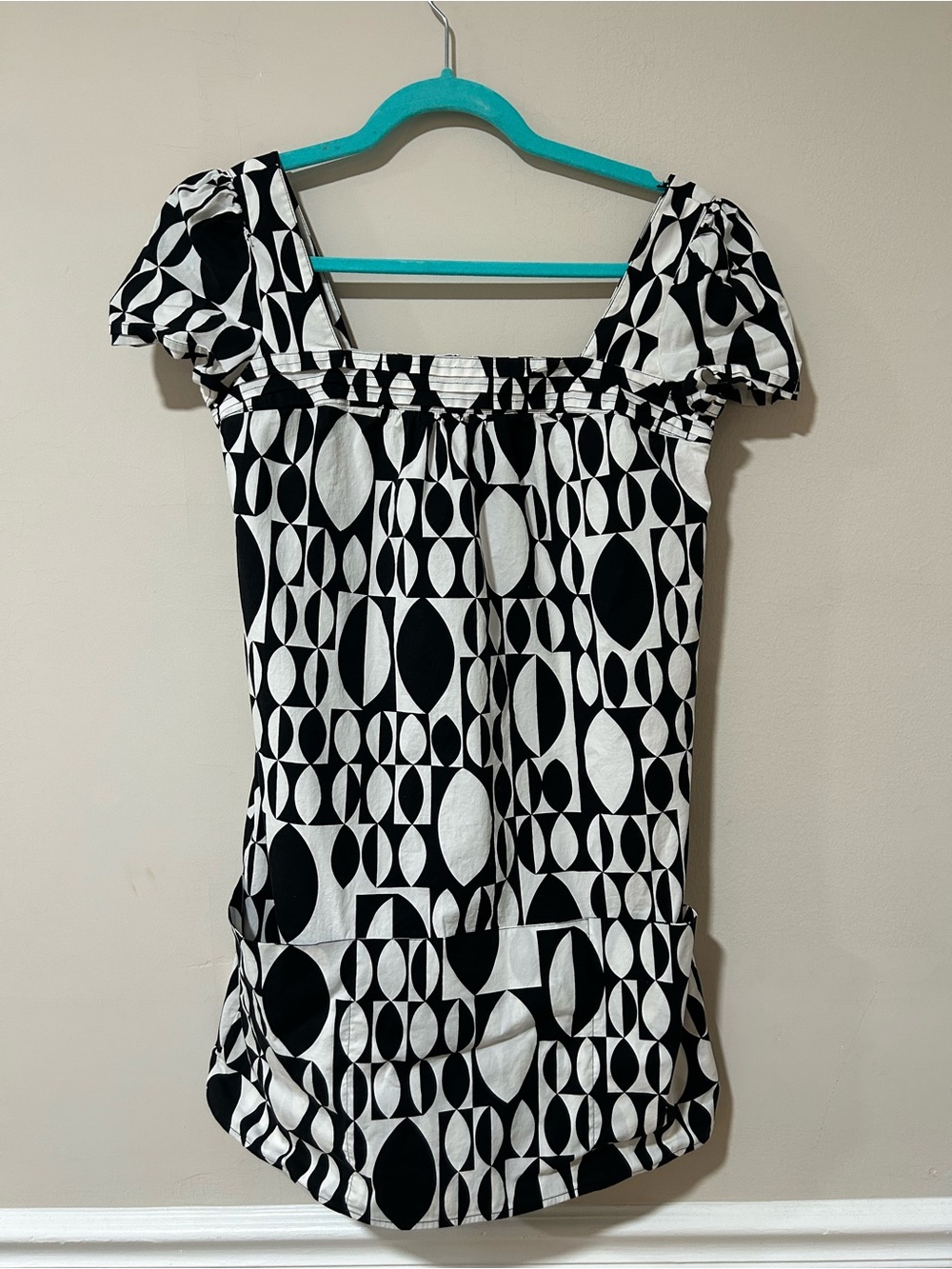 Maggie London Black & White Geometric Square Neck shift dress